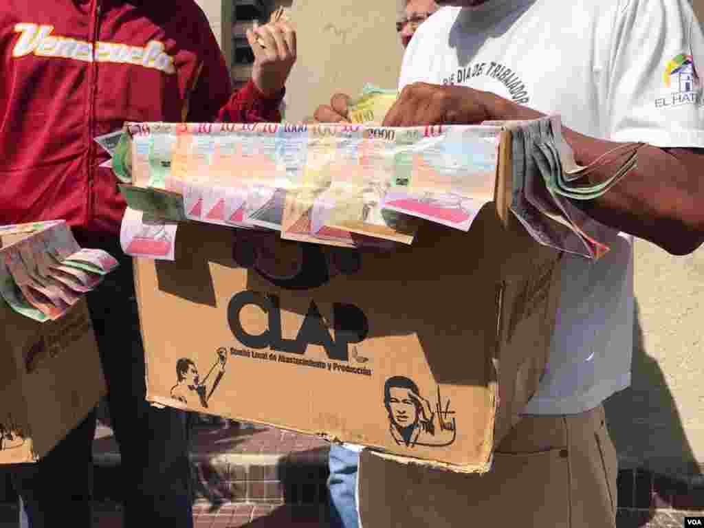 Los manifestantes decidieron hacer los &quot;ataúdes&quot; de las cajas de comida de los&nbsp;Comités Locales de Abastecimiento y Producción (CLAP), entregadas por el gobierno en disputa, y billetes de viejos y el actual cono monetario. Foto: Carolina Alcalde - VOA.