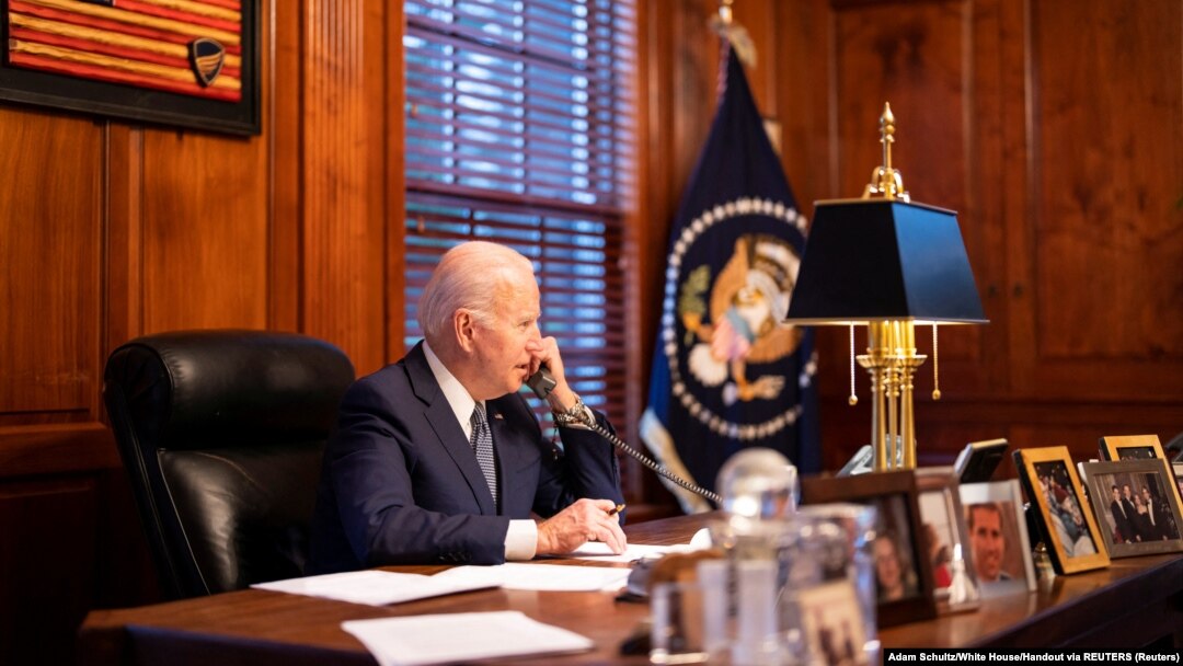 Američki predsjednik Joe Biden tokom telefonskog razgovora sa ruskim predsjednikom Vladimirom Putinom (Foto: Adam Schultz/White House/Handout via REUTERS)