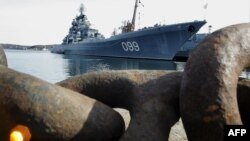 Kapal Rusia, Nothern Fleet, "Pyotr Veliky" (Peter the Great) tampak berlabuh di Severomorsk tidak jauh dari kota Murmansk, 19 April 2007. 