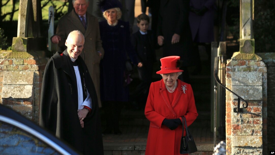 Ratu Inggris Elizabeth II seusai menghadiri misa Natal di Gereja Santa Maria Magdalena di Sandringham, Norfolk, Inggris, 25 Desember 2019. (AP Photo/Jon Super).