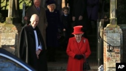 Ratu Inggris Elizabeth II seusai menghadiri misa Natal di Gereja Santa Maria Magdalena di Sandringham, Norfolk, Inggris, 25 Desember 2019. (AP Photo/Jon Super).