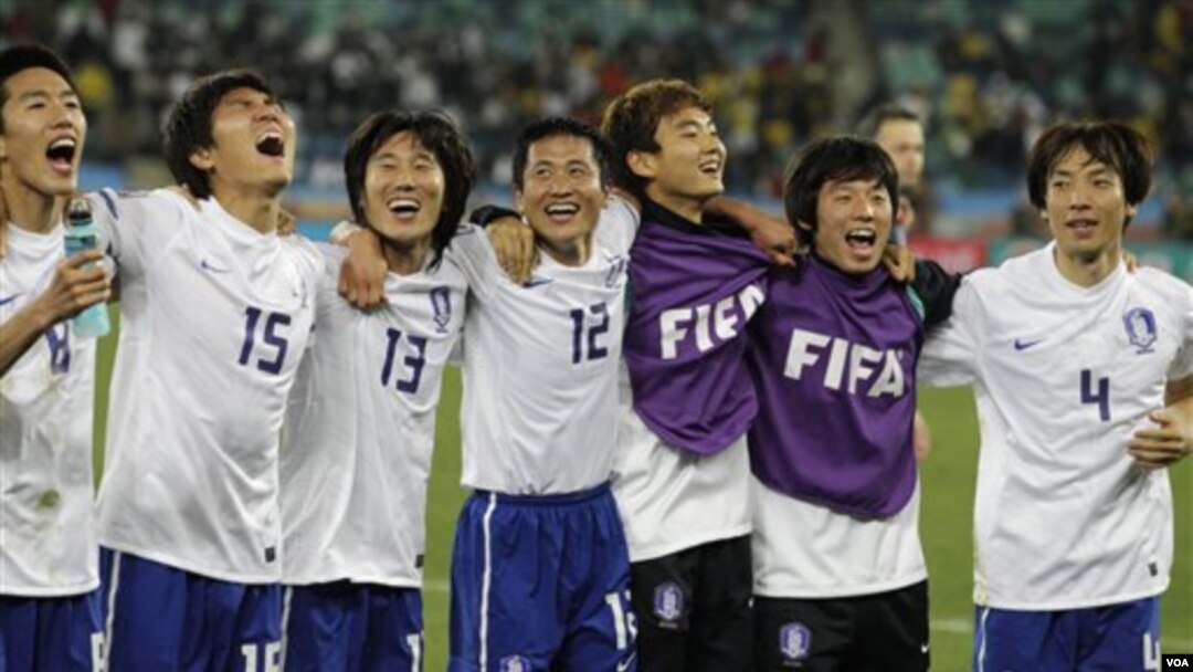 Tim Korea Selatan (atas) tersisih setelah kalah 1-2 dari Uruguay, sehingga wakil Asia tinggal mengandalkan kesebelasan Jepang.