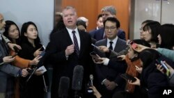 Utusan khusus Trump untuk Korea Utara, Stephen Biegun (tengah) dan dan mitranya dari Korea Selatan Lee Do-hoon berbicara di Seoul, Korea Selatan. 