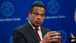 Keith Ellison, Jaksa Agung negara bagian Minnesota, menjawab pertanyaan wartawan mengenai penyelidikan atas kematian George Floyd akibat kebrutalan polisi, dalam konferensi pers di St. Paul, 27 Mei 2020. (Foto: AP)