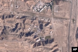 Foto satelit dari Planet Labs PBC ini menunjukkan bangunan yang rusak di pangkalan militer Parchin di luar Teheran, Iran, Minggu, 27 Oktober 2024. (Planet Labs PBC via AP)