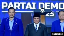 Presiden Prabowo Subianto didampingi Ketua Umum Partai Demokrat periode 2025-2030, Agus Harimurti Yudhoyono (kiri) dan mantan Presiden RI Susilo Bambang Yudhoyono pada Kongres VI Partai Demokrat, di Jakarta, Selasa, 25 Februari 2025. (Facebook/PDemokratDKI)