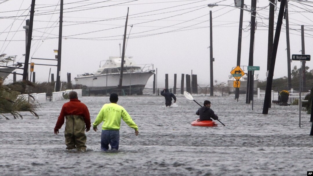 Một con đường ở New York ngập lụt trong trận bão Sandy 