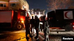 阿富汗警察在塔利班袭击喀布尔外宾住所的现场