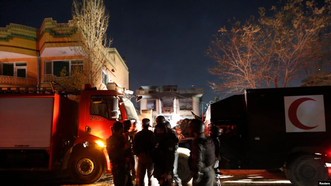 Polisi Afghan berjaga-jaga di lokasi serangan Taliban di wisma turis asing di Kabul (29/11). (Reuters/Mohammad Ismail)