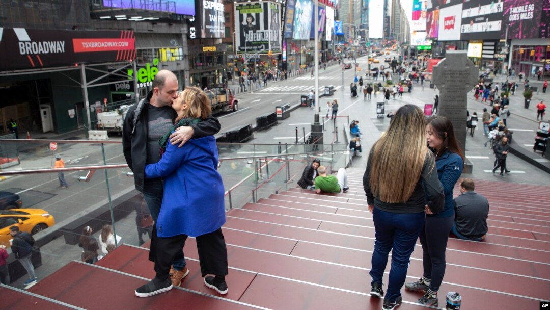 Par na Time Squareu, New York, 10. mart 2020. 