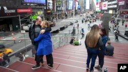 Par na Time Squareu, New York, 10. mart 2020. 