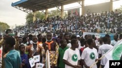 Des partisans du parti Le Rassemblement National des Démocrates Tchadiens - Le Reveil (RNDT-Le Reveil) assistent à un rassemblement électoral au stade Idriss Mahamat Ouya à N'Djaména, au Tchad, le 19 mars 2021.