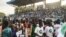 Des partisans du parti Le Rassemblement National des Démocrates Tchadiens - Le Reveil (RNDT-Le Reveil) assistent à un rassemblement électoral au stade Idriss Mahamat Ouya à N'Djaména, au Tchad, le 19 mars 2021.