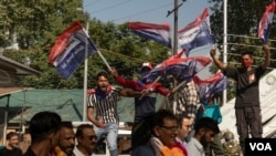 The workers of the Jammu and Kashmir Apni Party, a newly formed political group on the Indian side of Kashmir, wave their party flag as one of its candidates submits nomination papers at the Deputy Commissioner’s Office in Tankipora, Srinagar, Sept. 4, 2024. (Wasim Nabi for VOA)