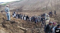 Warga Afghanistan melakukan upaya pencarian korban tanah longsor di desa Ab-i Barik, di kawasan pegunungan di distrik Argo, Afghanistan. Lebih dari 2.000 orang dilaporkan belum ditemukan setelah tanah longsor menimbun sekitar 300 rumah, Jumat (2/5). 