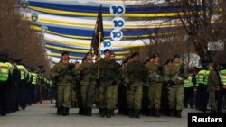 Kosovske bezbednosne snage na paradi u Prištini povodom 10. godišnjice proglašenja nezavisnosti (Reuters/Ognen Teofilovski)