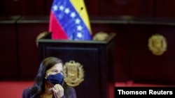 Tania D'Amelio Cardiet toca su tapabocas durante la ceremonia de juramentación como rectora del Consejo Nacional Electoral de Venezuela en Caracas, Venezuela 12 de junio de 2020.