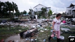 ARCHIVO: Una mujer camina entre los escombros de su casa destruida por el huracán Idalia en Horseshoe Beach, Florida, el 30 de agosto de 2023.
