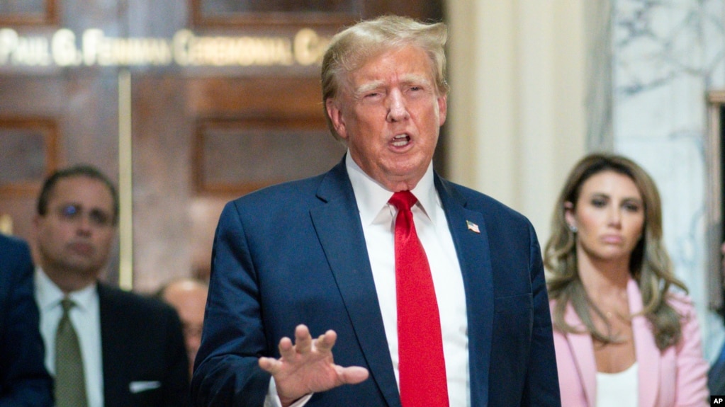 El expresidente Donald Trump habla a los medios después de salir de la sala del tribunal para tomar un descanso en la Corte Suprema de Nueva York, EEUU, el 7 de diciembre de 2023,.