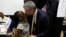El candidato demócrata para la alcaldía de Nueva York, Bill De Blasio besa a su esposa Chirlane McCray después de emitir su voto en Brooklyn.