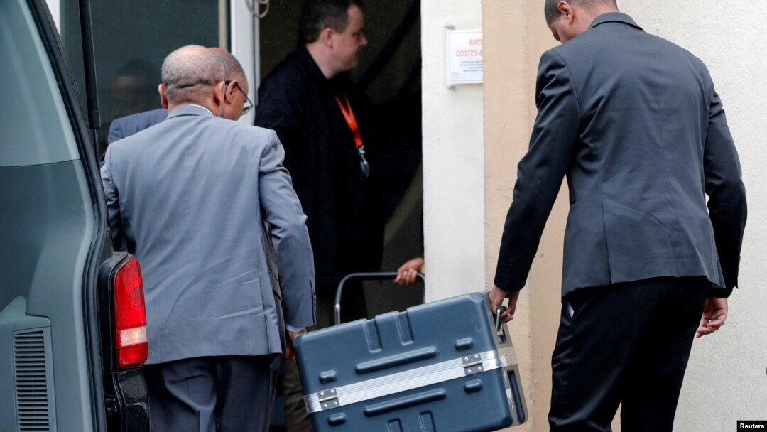 Abagabo bateruye isandugu irimwo agasandugu kirabura, Black Box k'indege ya Ethiopian Airlines yagize impanuka i Paris, mu Bufaransa, itariki 14/03/2019.