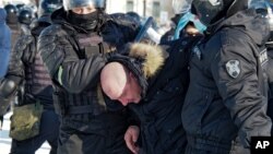 Policija privodi čoveka tokom demonstracija zbog hapšenja opozicionog lidera Alekseja Navalnog u Habarovsku, 6.000 km istočno od Moskve (Foto: AP)