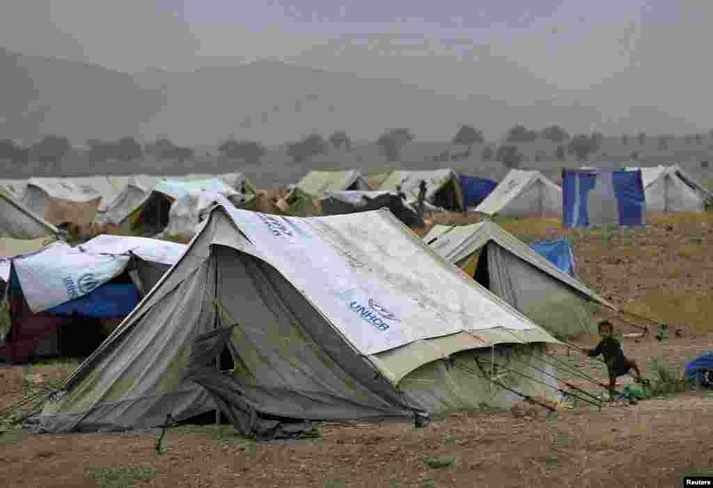 نقل مکانی کرنے والے ان افراد کے لیے ایک کیمپ بھی بنایا گیا ہے۔