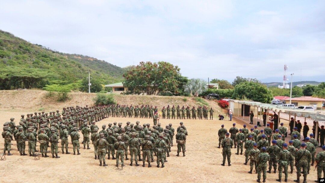ARCHIVO - Las tropas se alinean para ser revisadas por el comandante del ejército colombiano Luis Cardozo en Cúcuta, al sur de la región del Catatumbo, el sábado 25 de enero de 2025. 
