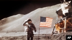 Американский астронавт Джеймс Ирвин во время полета на Луну в рамках экспедиции НАСА «Аполлон-15», 30 июля 1971 года