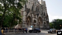 Centenares de personas hicieron fila para ingresar a la catedral Saint John the Divine, en Nueva York.