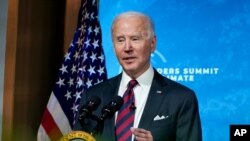 El presidente Joe Biden habla en la Cumbre de Líderes sobre el Clima virtual, desde el Salón Este de la Casa Blanca, el jueves 22 de abril de 2021 en Washington.