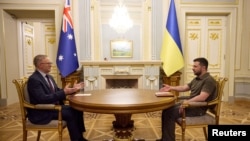 Perdana Menteri Australia Anthony Albanese (kiri) dan Presiden Ukraina Volodymyr Zelenskyy bertemu di Kyiv, pada 3 Juli 2022. (Foto: Ukrainian Presidential Press Service/Handout via Reuters)