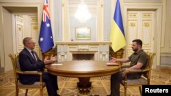 Perdana Menteri Australia Anthony Albanese (kiri) dan Presiden Ukraina Volodymyr Zelenskyy bertemu di Kyiv, pada 3 Juli 2022. (Foto: Ukrainian Presidential Press Service/Handout via Reuters)