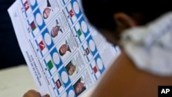 An electoral worker prepares a ballot at a polling station in an elementary school in Managua, Nicaragua, Nov. 6, 2016. 