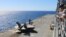 F-35B战斗机准备从黄蜂级两栖攻击舰上起飞 ( 2015年5月26日资料照片)