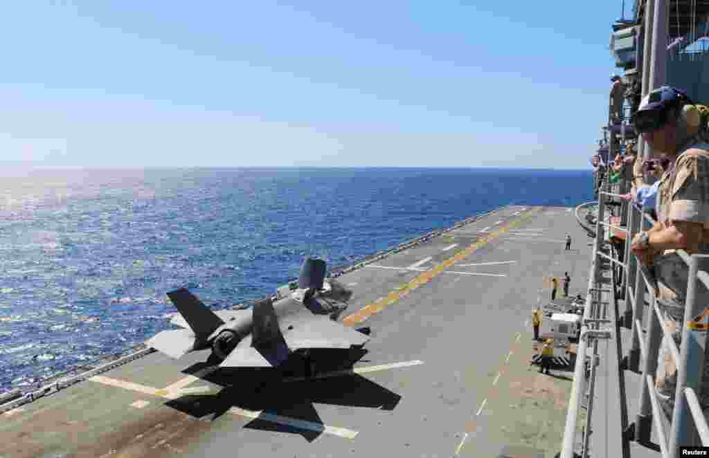 在美国北卡罗来纳海岸，黄蜂号两栖攻击舰（The amphibious assault ship USS Wasp）上，一架F-35B战斗机准备在测试期间起飞（2015年5月26日）。2018年9月下旬，这艘军舰在东中国海（中国称东海）航行。本月早些时候台风&ldquo;山竹&rdquo;之后，该军舰抵达关岛和北马里亚纳群岛进行救灾。 &nbsp; 