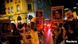 ARCHIVO - Manifestantes en Lima, capital de Perú, marchan por la aprobación de un decreto contra la violencia de género en el país, en abril de 2017.