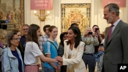 Los reyes de España, Letizia y Felipe VI, saludan a turistas durante la inauguración de una exposición sobre el décimo aniversario del inicio de su reinado, en el Palacio Real, en Madrid, el 20 de junio de 2024.