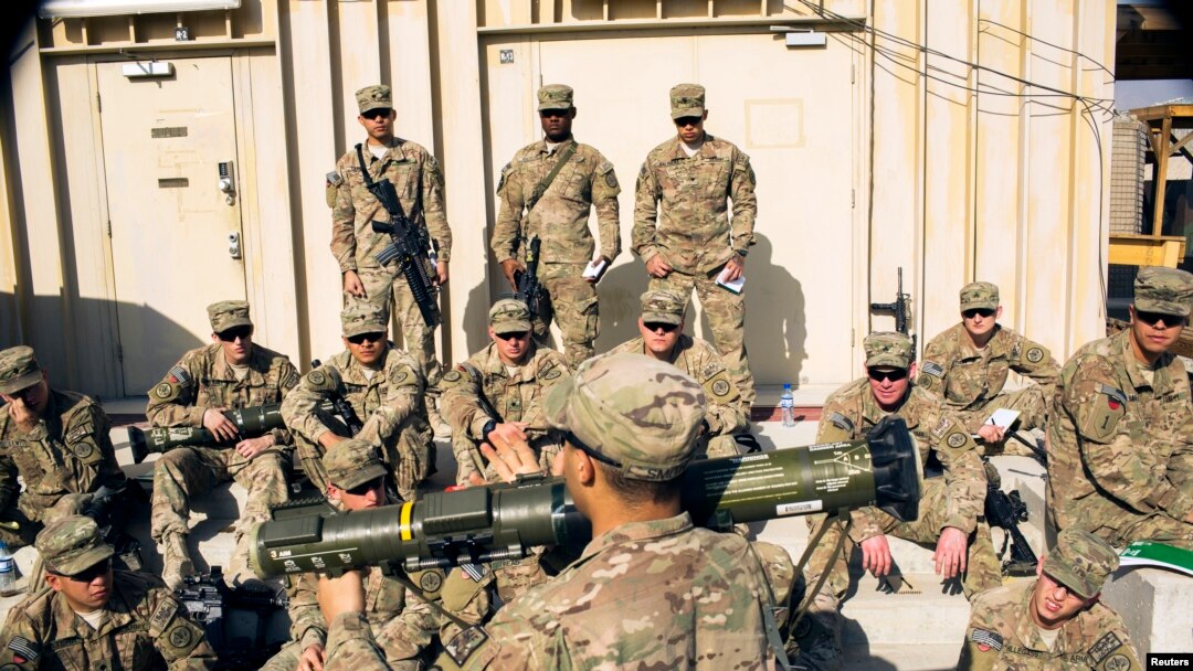 Tentara AS dari Pasukan D Resimen Kavaleri ke-3 mendengarkan pengarahan di pangkalan operasi depan Gamberi di Provinsi Laghman, Afghanistan, 29 Desember 2014. (Foto: REUTERS/Lucas Jackson)