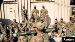 Tentara AS dari Pasukan D Resimen Kavaleri ke-3 mendengarkan pengarahan di pangkalan operasi depan Gamberi di Provinsi Laghman, Afghanistan, 29 Desember 2014. (Foto: REUTERS/Lucas Jackson)