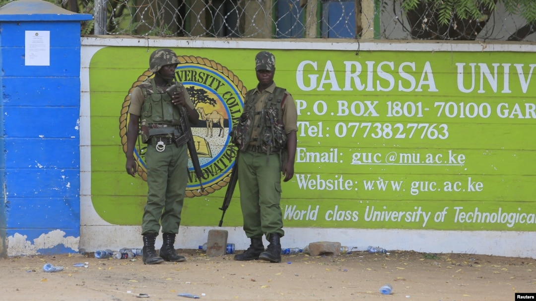 Cảnh sát Kenya đứng trước Đại học Garissa ở Garissa, 4/4/2015.