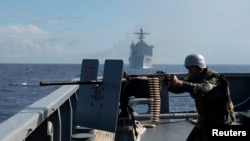 Seorang personel angkatan laut Filipina dalam latihan maritim bilateral bersama AS di Laut China Selatan, 29 Juni 2014. 