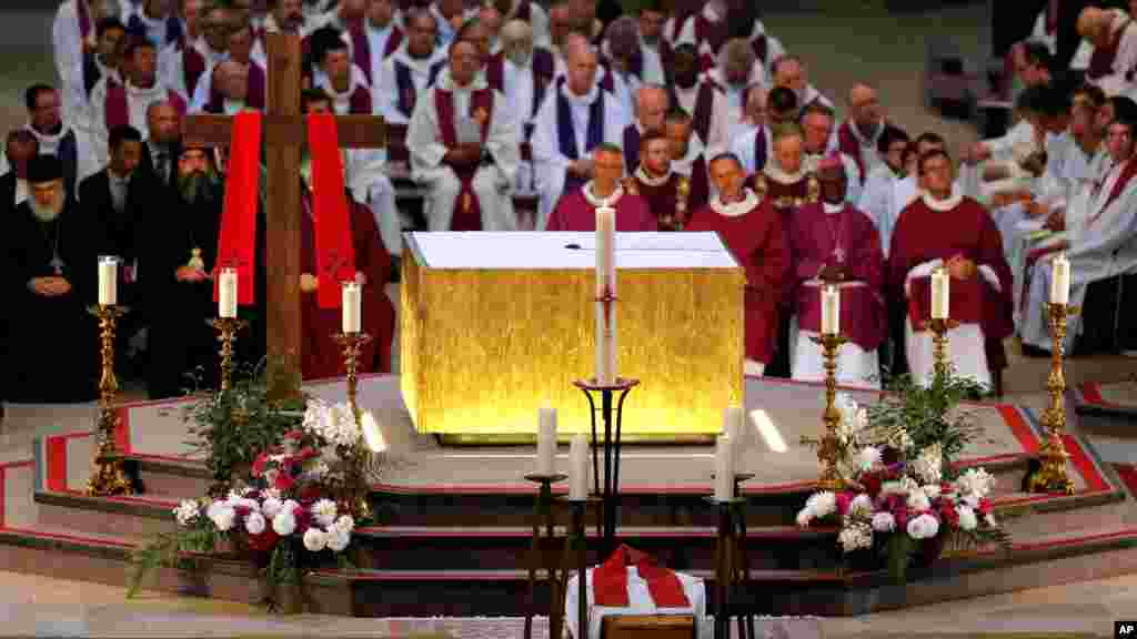 Les responsables religieux assis au cours des funérailles du Père Jacques Hamel à la cathédrale de Rouen, 2 aout 2016.