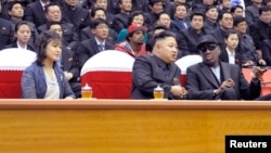 Vợ chồng ông Kim Jong Un cùng cựu ngôi sao bóng rổ Dennis Rodman xem trận bóng rổ giao hữu giữa hai nước, 1/3/2013. 