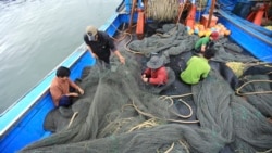 FILE - Dalam foto tanggal 27 Maret 2016, nelayan Vietnam memperbaiki jaring di perahu mereka saat berlabuh di pelabuhan Tho Quang, Danang, Vietnam, setelah melakukan perjalanan memancing di Laut Cina Selatan. (Hau Dinh, Arsip/AP)