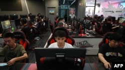 资料照：2021年9月10日，人们在北京一家网吧玩电脑游戏。(法新社）