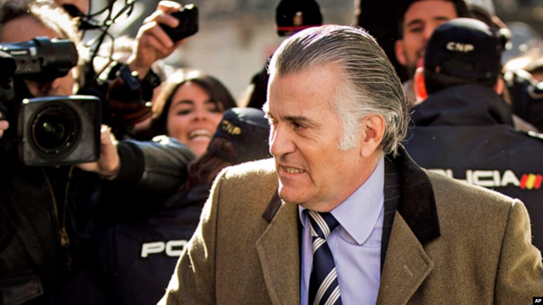 Former Popular Party's treasurer, Luis Barcenas, arrives at the anti-corruption prosecuting office in Madrid, Feb. 6, 2013. 