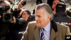 Former Popular Party's treasurer, Luis Barcenas, arrives at the anti-corruption prosecuting office in Madrid, Feb. 6, 2013. 