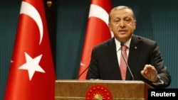 លោក Tayyip Erdogan ប្រធានាធិបតី​តួកគី​ថ្លែង​ក្នុង​សន្និសីទ​កាសែត​មួយ​បន្ទាប់​ពី​កិច្ចប្រជុំ​គណៈរដ្ឋមន្រ្តី​ និង​ជាមួយ​ក្រុម​ប្រឹក្សា​សន្តិសុខ​ជាតិ​នៅ​វិមាន​ប្រធានាធិបតី​នៅ​ក្នុង​រដ្ឋធានី​អង់ការ៉ា កាលពី​ថ្ងៃទី២០ ខែកក្កដា ឆ្នាំ២០១៦។