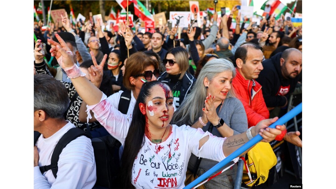 ایران کے مظاہرین کے ساتھ یکجہتی کے لیے دنیا بھر میں مظاہرے کیے جا رہے ہیں۔ برلن میں ہونے والے ایک مظاہرے کا منظر۔